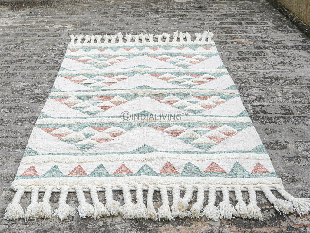 Interior design wool rug with geometric motifs