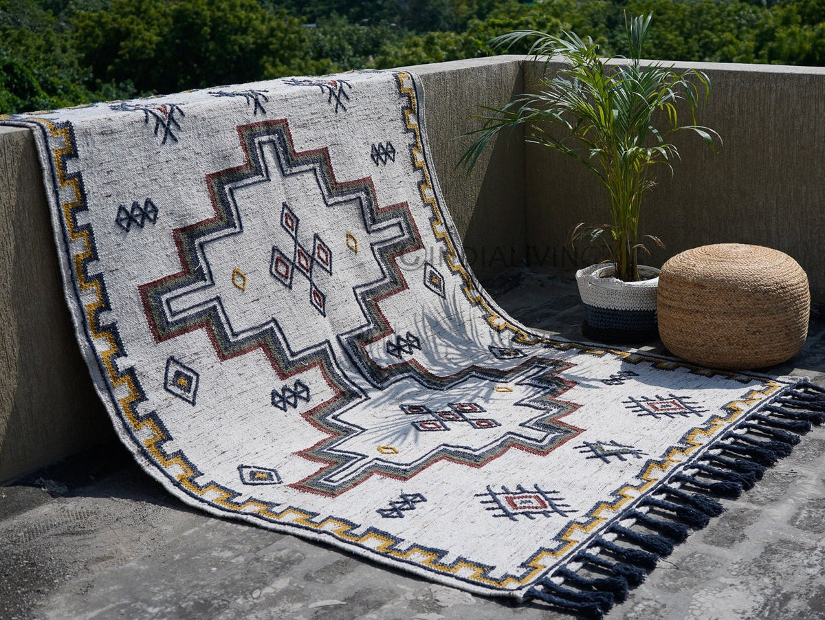Tribal pattern corner detail