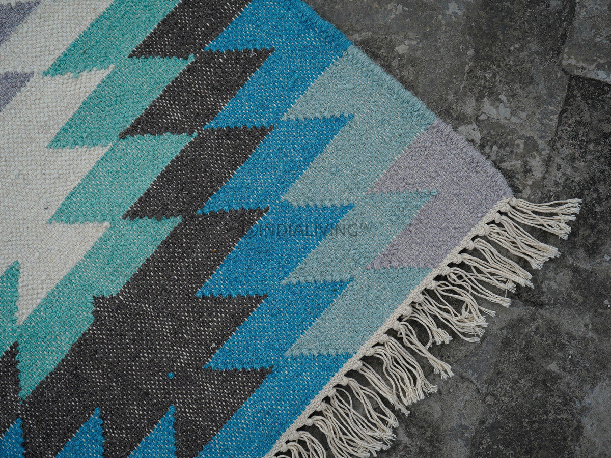 Runner rug fringe end detail