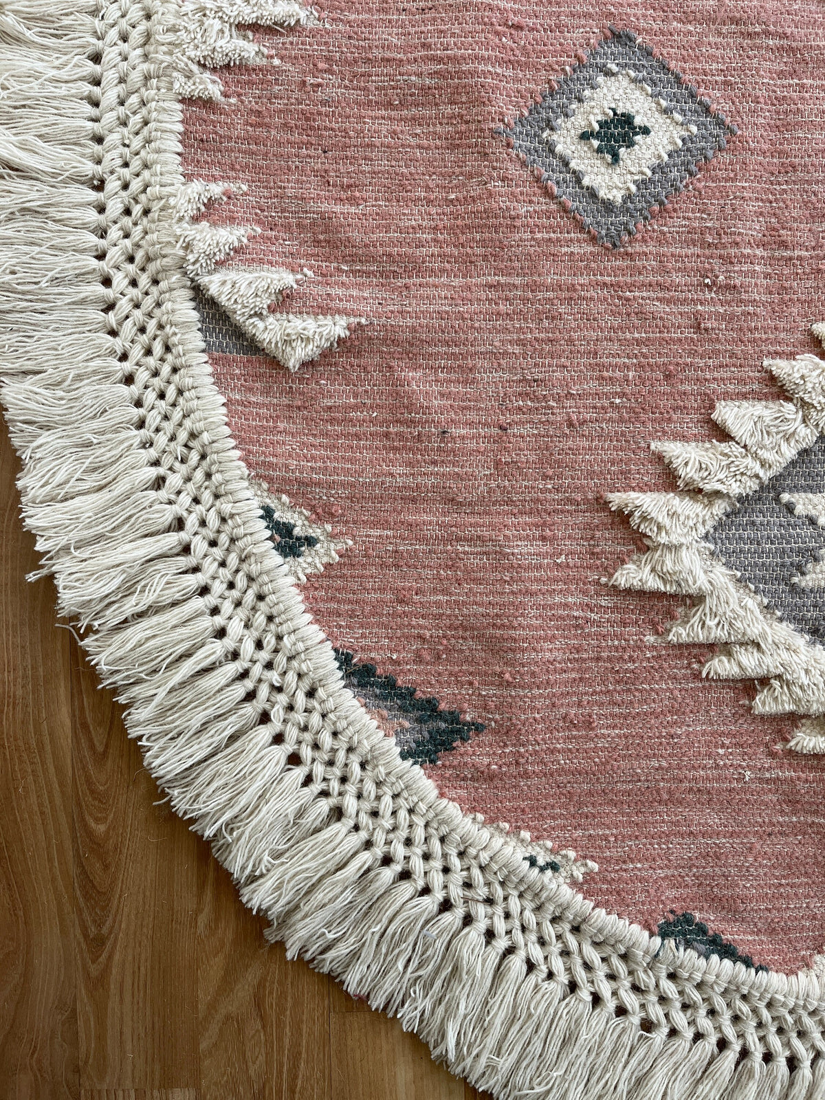 Oval rug corner view showing fringe detail