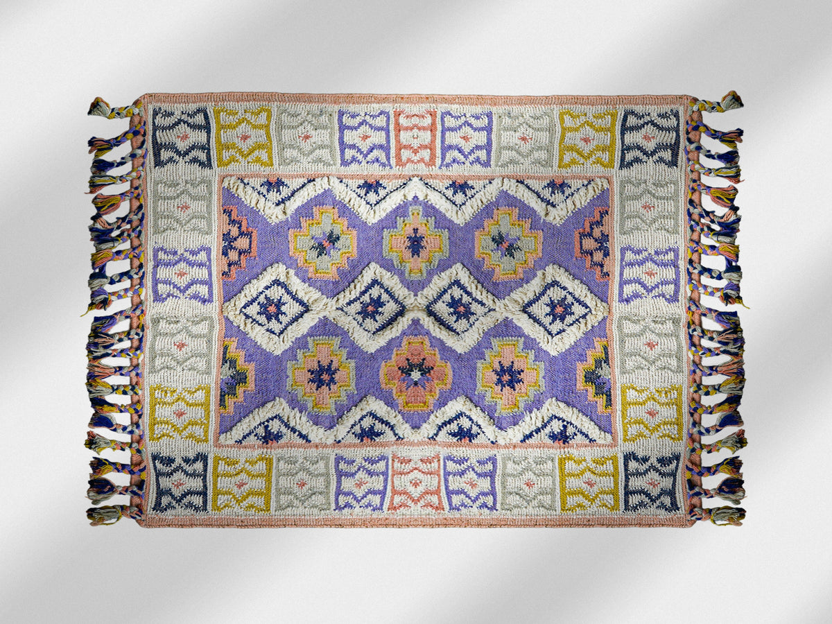 Mauve wool rug tassel fringe close-up