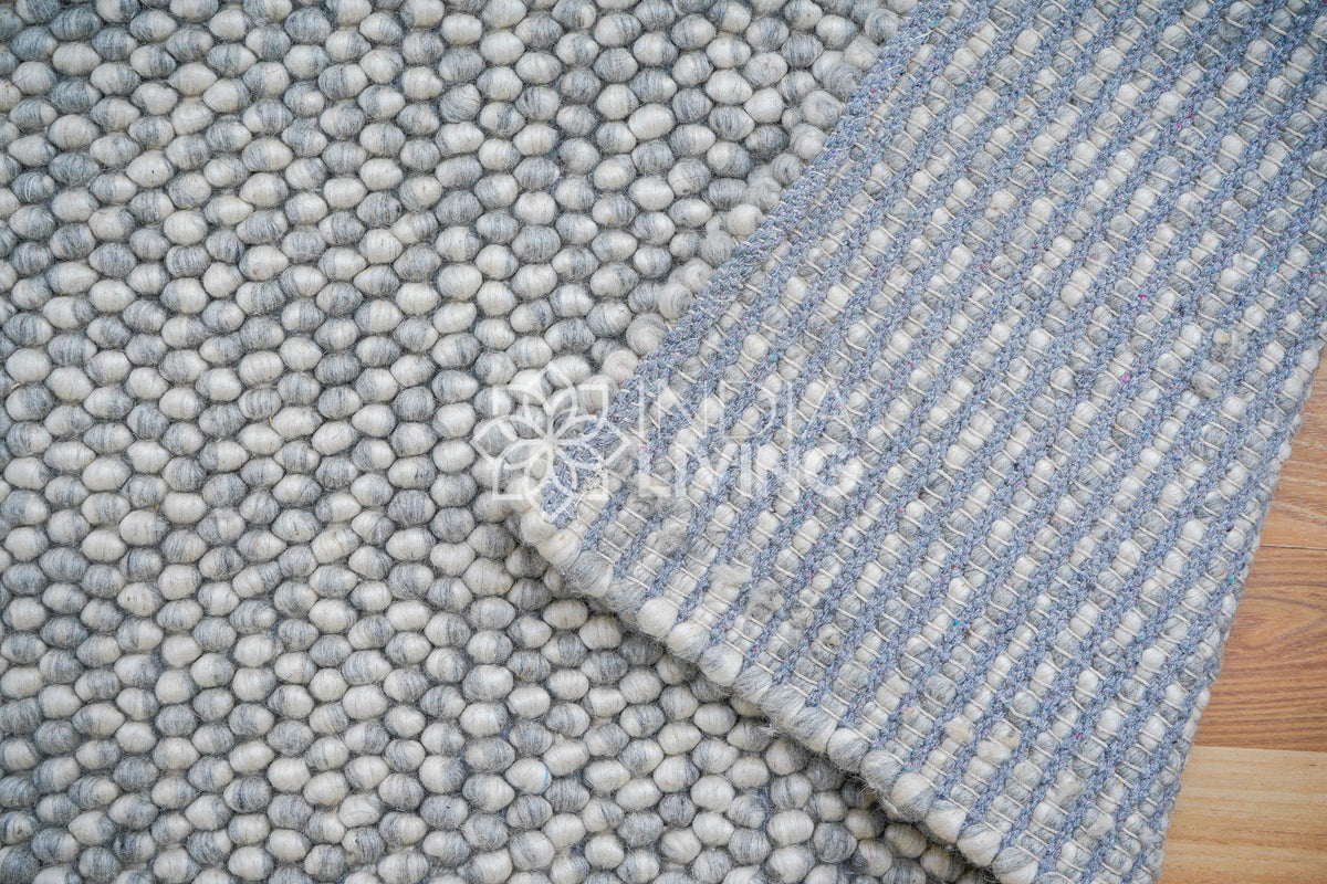 Grey rug under coffee table in living space