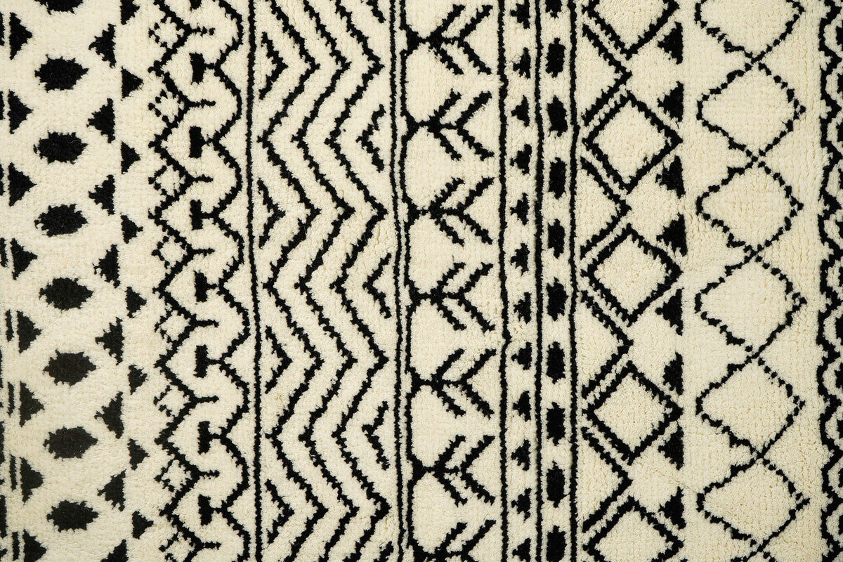 Ivory wool rug edge and fringe detail