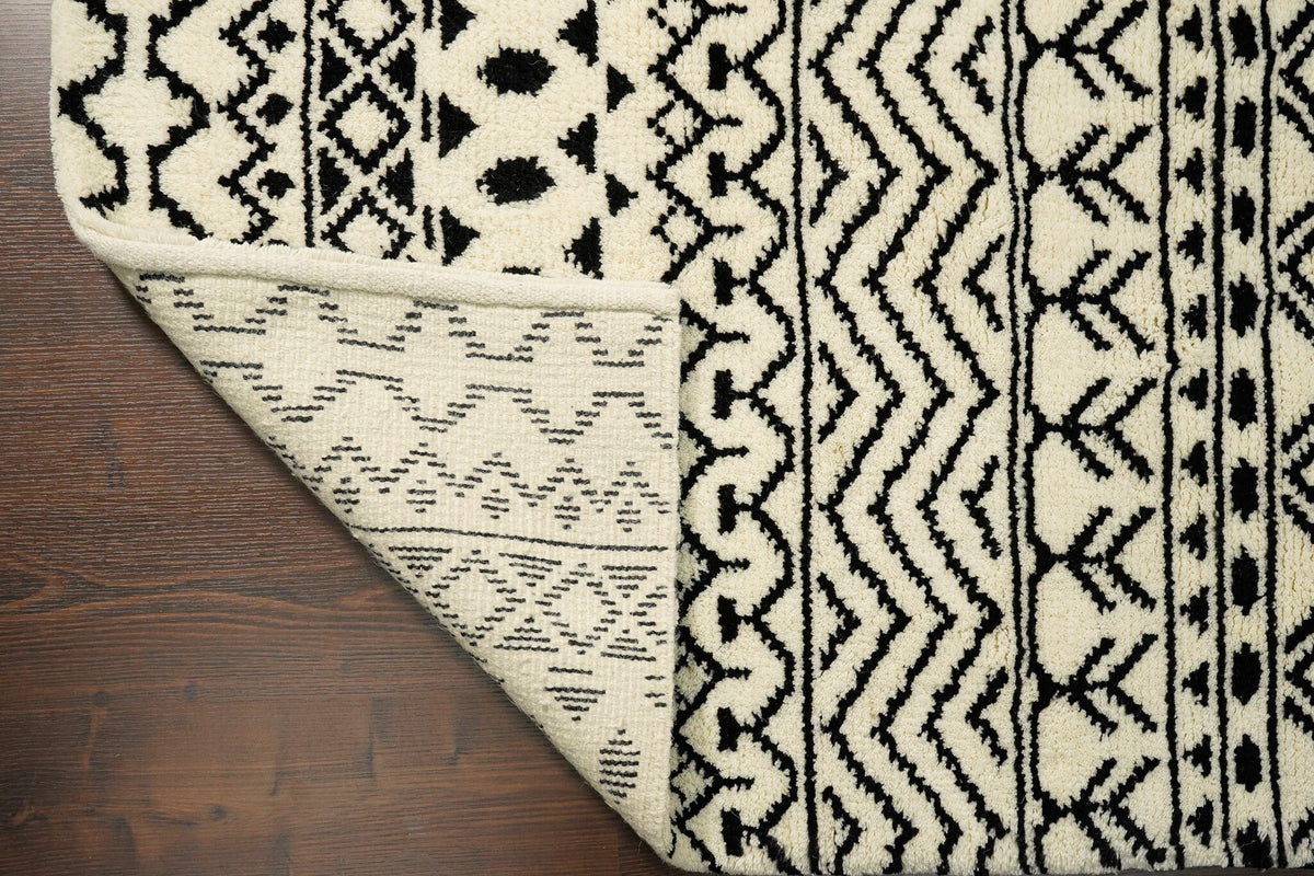 Ivory Moroccan rug corner detail showing fringe edge