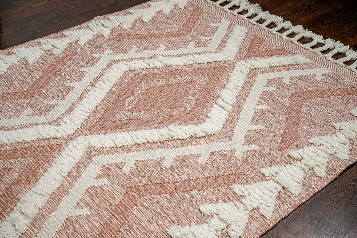 Pink shag rug knotted edge detail