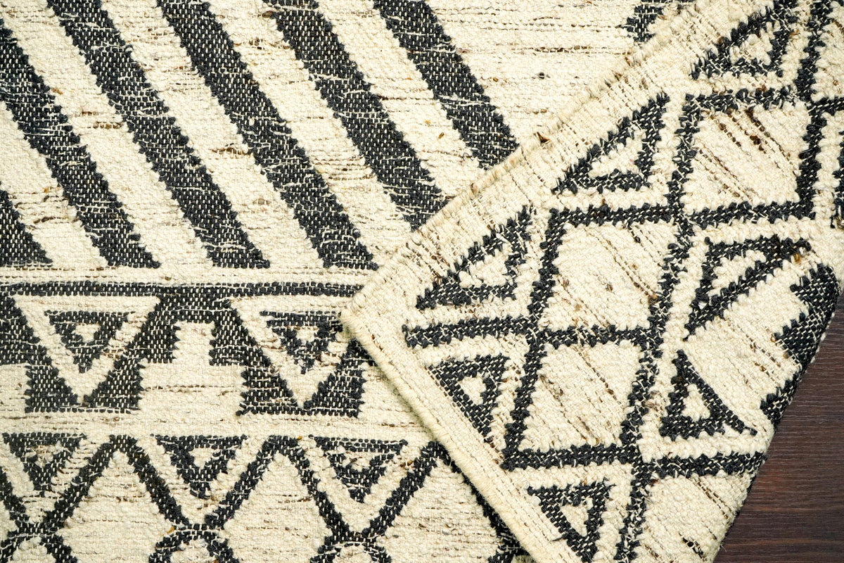 Ivory black rug in a farmhouse living room