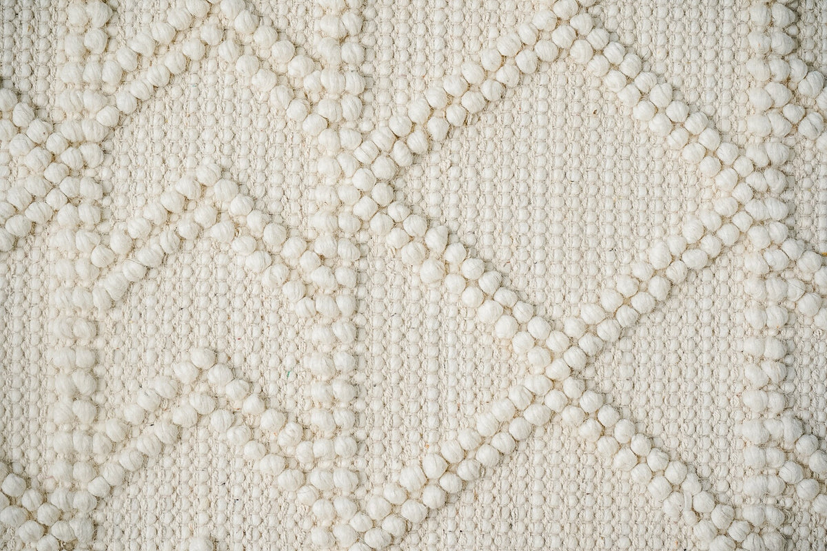 Abstract ivory chunky wool rug corner detail