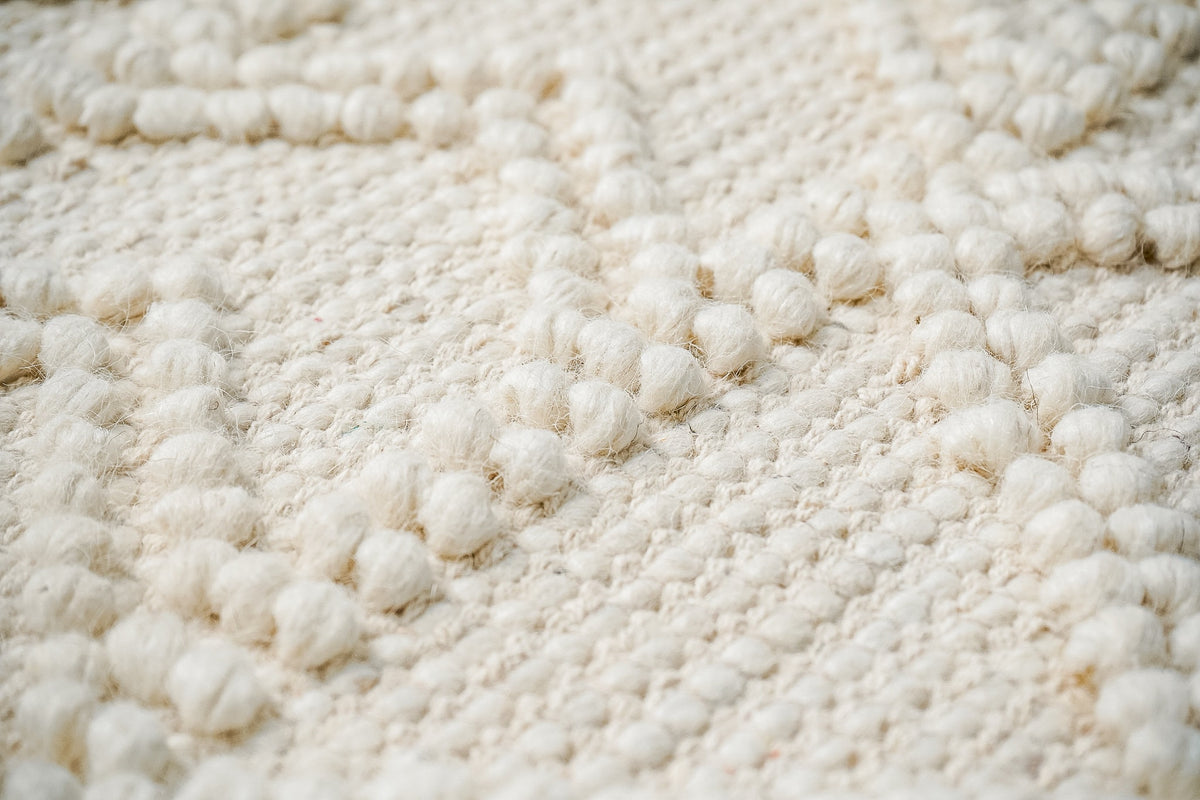 Abstract ivory chunky wool rug full view