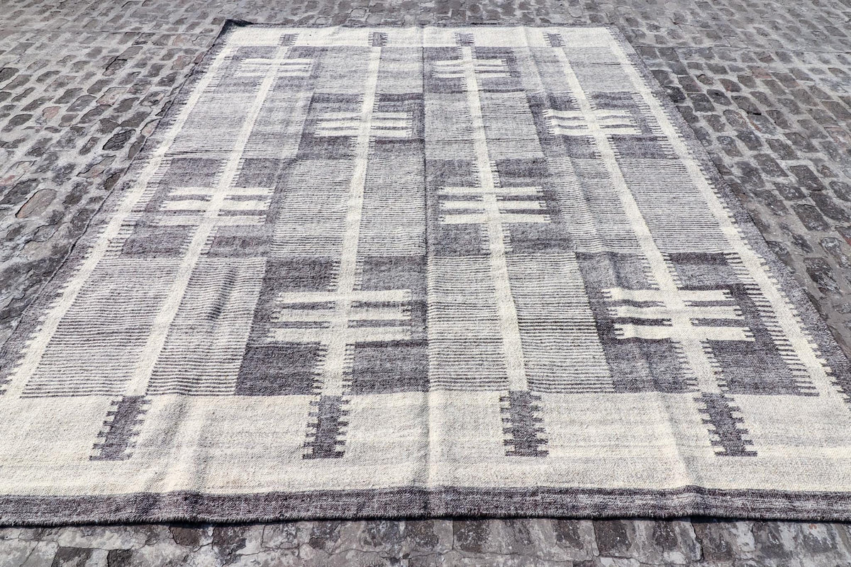 Close-up of grey beige weave and fringe detail