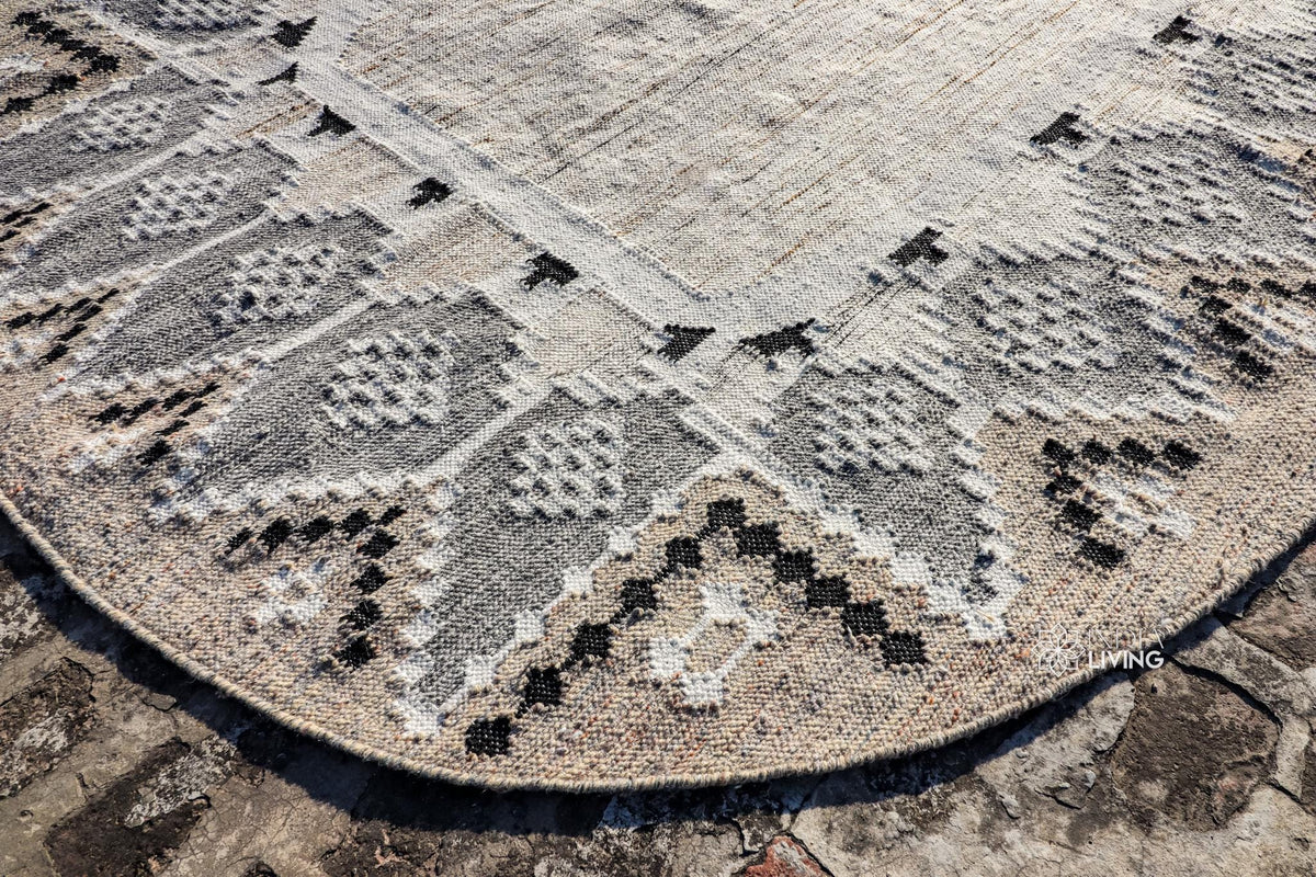 Beige oval rug corner detail