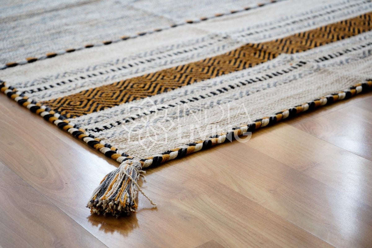 Ivory kilim rug in an entryway setting